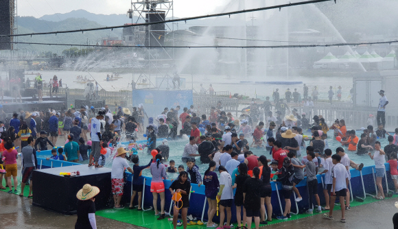 무더위가 ‘싹’     (장흥=연합뉴스) 무더위를 시원하게 날려버릴 국가대표 여름축제인 정남진 장흥물축제가 27일 전남 장흥읍 탐진강 수변공원에서 개막해 관광객들이 더위를 식히고 있다. 8월 2일까지 7일간 펼쳐지는 이번 장흥물축제는 거리퍼레이드인 살수대첩과 지상최대의 물싸움, 새로 도입한 지상최대의 물풍선 싸움, EDM 풀파티까지 다양한 행사가 펼쳐진다. 2018.7.27 [장흥군 제공]      minu21@yna.co.kr/2018-07-27 17:24:40/ <저작권자 ⓒ 1980-2018 ㈜연합뉴스. 무단 전재 재배포 금지.>