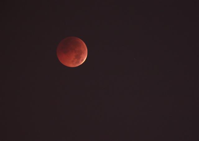 개기월식에 붉게 물든 블러드문