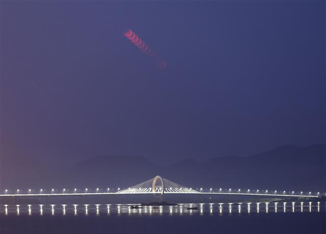 춘천대교 위에 수놓인 블러드 문