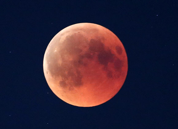 21세기 최장 개기월식에 지구촌 곳곳 경이?환호