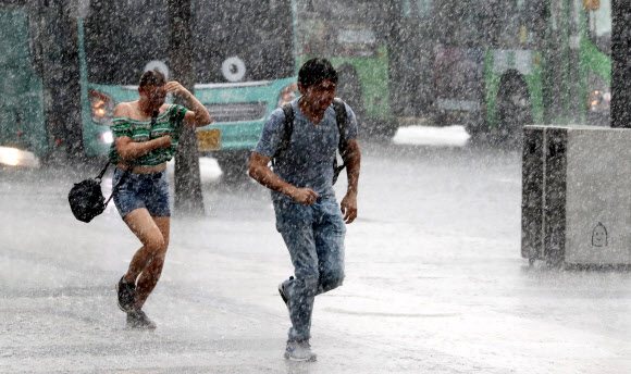 반갑지만...일단 뛰어!