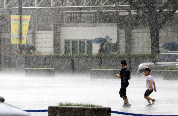폭염에 소나기가 신난 어린이들