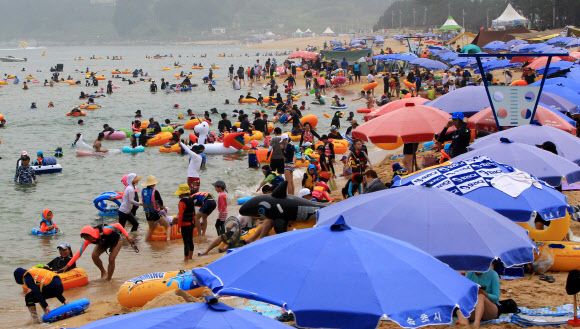 더위 탈출…해수욕장 북적