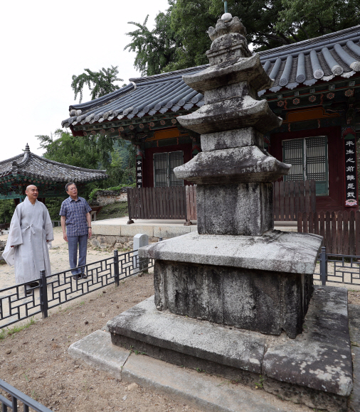 28일 오전 문재인 대통령은 주말을 이용해 유네스코에 등록된 안동 봉정사의 3층 석탑을 살펴보고있다.  문 대통령은 유네스코 등록 산사와 산지승원 7개 중 유일하게  가보지 못한 봉정사를 오늘 휴일을 맞아 방문하였다. 2018.07.28. 청와대 제공