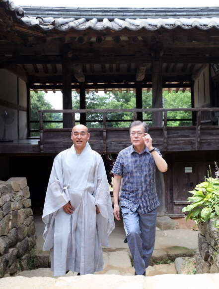 28일 오전 문재인 대통령과 김정숙 여사가 주말을 이용해 유네스코에 등록된 안동 봉정사 영산암을 주지 자현스님과 둘러보고 있다.  문 대통령은 유네스코 등록 산사와 산지승원 7개 중 유일하게  가보지 못한 봉정사를 오늘 휴일을 맞아 방문하였다. 2018.07.28 청와대 제공