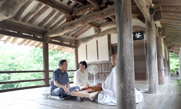 28일 오전 문재인 대통령과 김정숙 여사가 주말을 이용해 유네스코에 등록된 안동 봉정사 영산암에서 주지 자현스님과 차담을하고 있다.  문 대통령은 유네스코 등록 산사와 산지승원 7개 중 유일하게  가보지 못한 봉정사를 오늘 휴일을 맞아 방문하였다. 2018.07.28. 청와대 제공