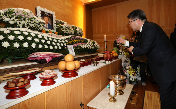 박종철 열사 부친 빈소 찾은 민갑룡 경찰청장