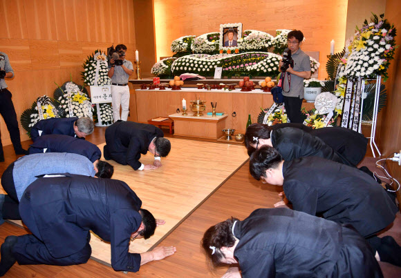 박종철 열사 부친 장례식장 찾은 경찰