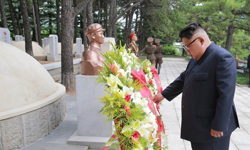 북한 조선중앙통신은 27일 김정은 북한 국무위원장이 한국전쟁에 참전한 중국의 인민지원군 묘소가 있는 열사능원에 헌화를 하는 사진을 보도했다.
