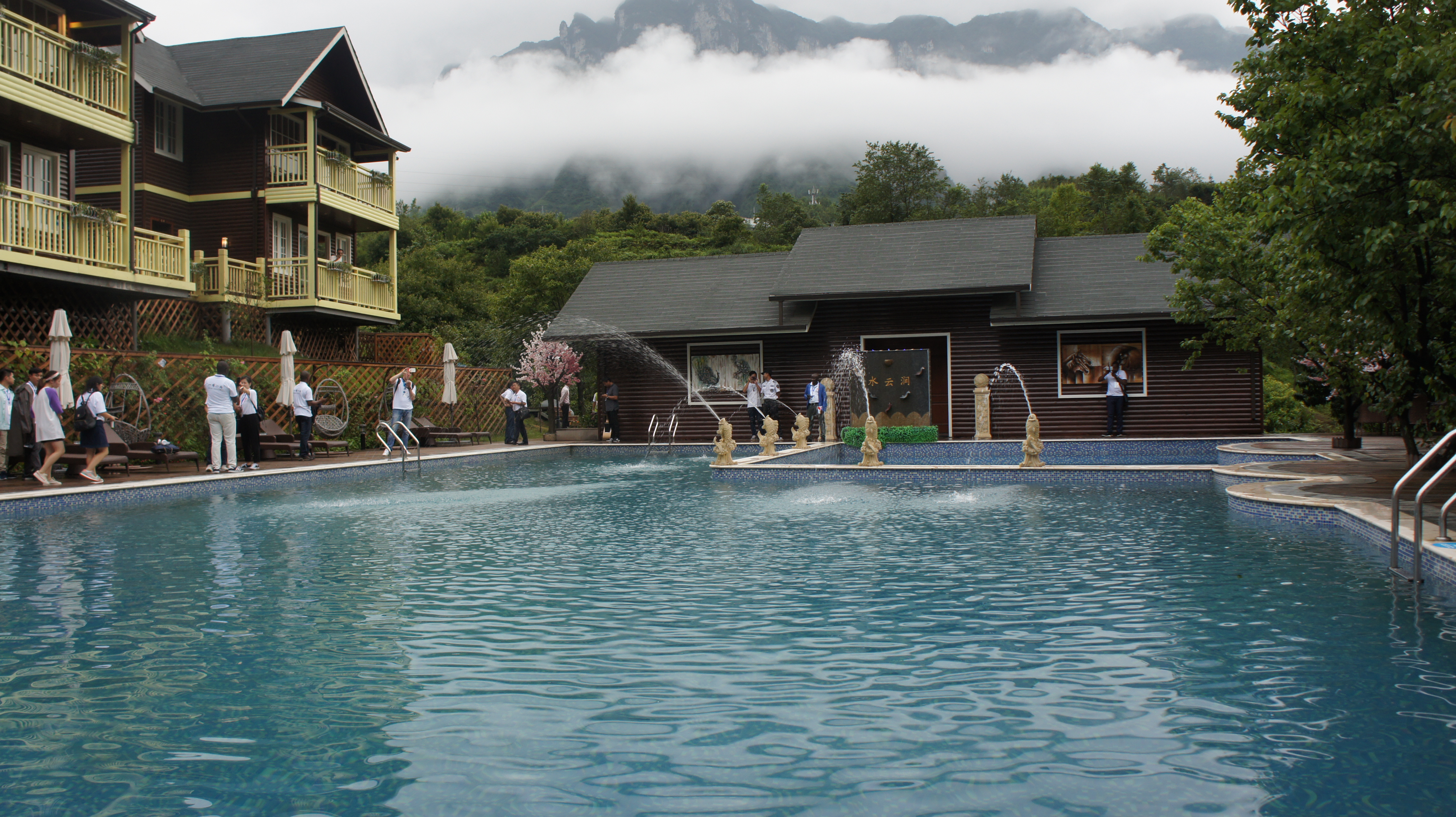 류판수이 바이처 마을의 주민들이 세워 운영하는 온천 호텔의 수영장 전경
