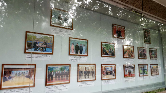 주중 북한대사관에 걸린 문재인ㆍ트럼프 사진