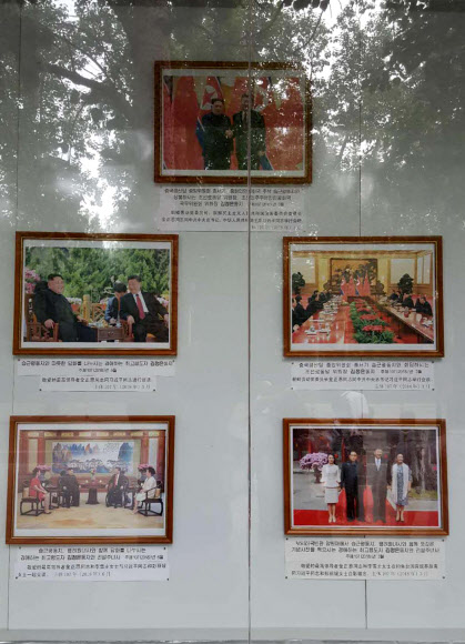 주중 북한대사관에 걸린 문재인ㆍ트럼프 사진