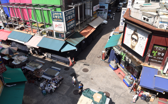 본격적인 휴가철을 맞아 29일 서울 남대문시장 상가는 휴가에 들어간 점포들로 한가한 모습을 보이고 있다. 2018.7.29.    이종원 선임기자 jongwon@seoul.co.kr