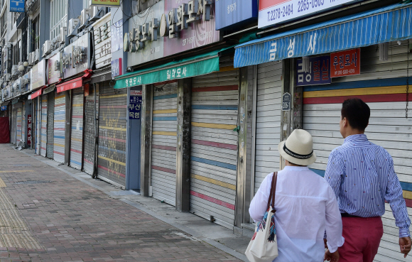 본격적인 휴가철을 맞아 29일 서울 방산시장 상가는 휴가에 들어간 점포들로 한가한 모습을 보이고 있다. 2018.7.29.    이종원 선임기자 jongwon@seoul.co.kr