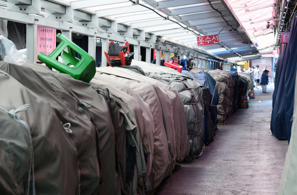 본격적인 휴가철을 맞아 29일 서울 남대문시장 상가는 휴가에 들어간 점포들로 한가한 모습을 보이고 있다. 2018.7.29.    이종원 선임기자 jongwon@seoul.co.kr