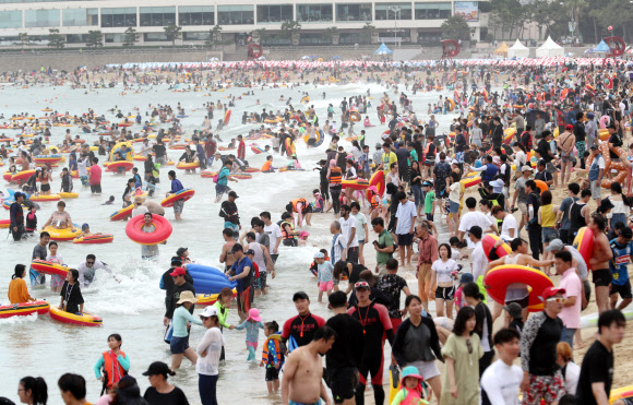 해운대 해수욕장에서 더위탈출