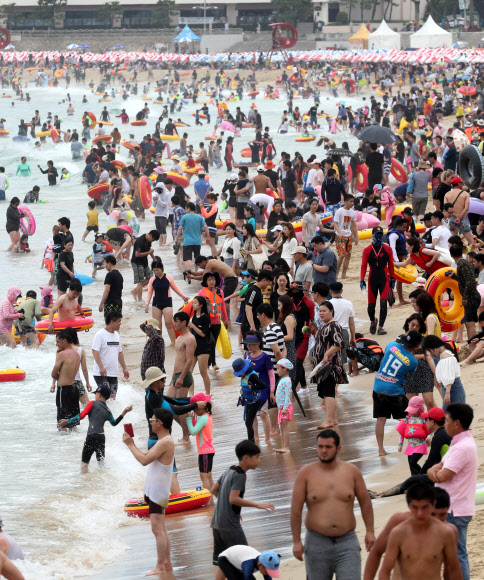 본격 휴가철, 해운대 인파