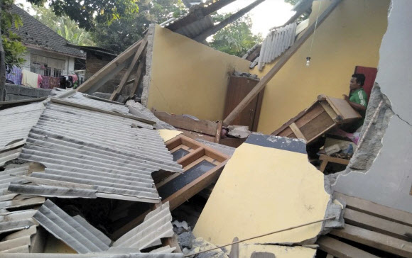 인도네시아 롬복섬 6.4 강진…14명 사망·160여명 부상
