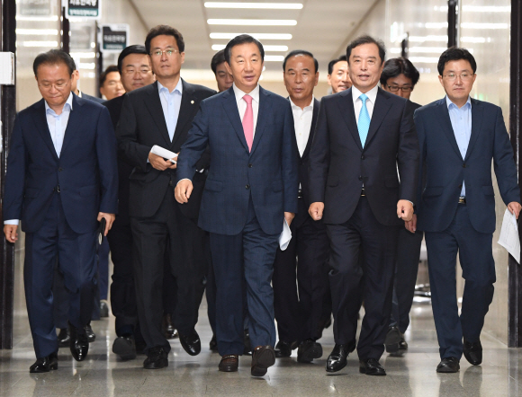 김병준(앞줄 오른쪽 두 번째) 자유한국당 비상대책위원장