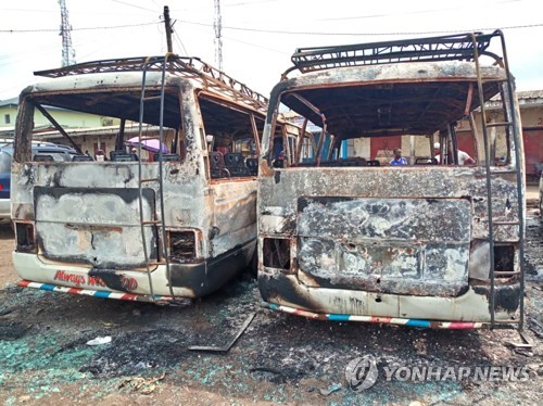 카메룬 유혈 사태로 불에 탄 버스. AFP 연합뉴스