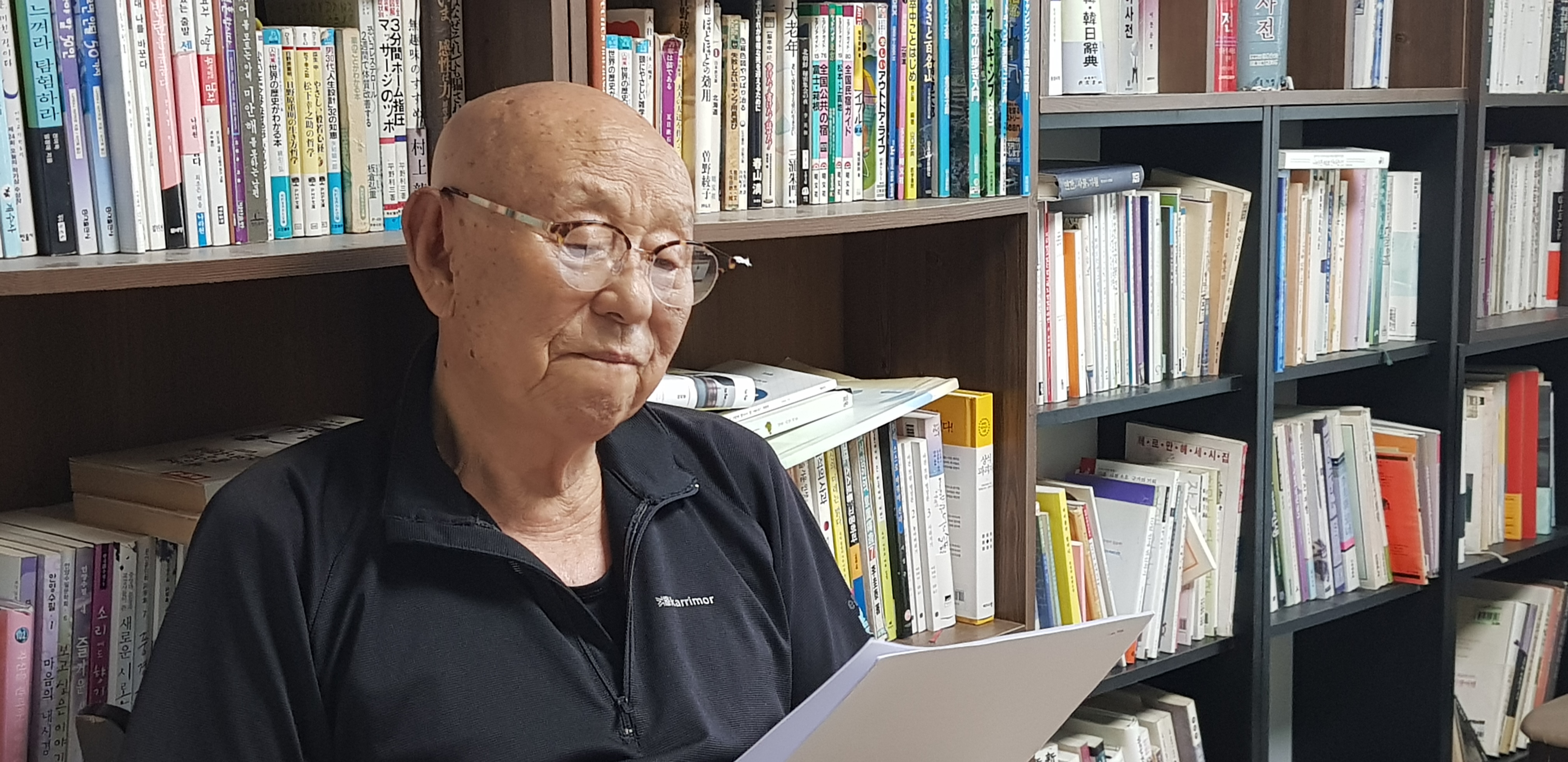 경기도 양주시에 있는 자신의 집에서 원고를 읽고 있는 박상설씨. 91세 노인이 혼자 산다고 믿기지 않을 만큼 집안이 깨끗하게 정돈돼 있었다.