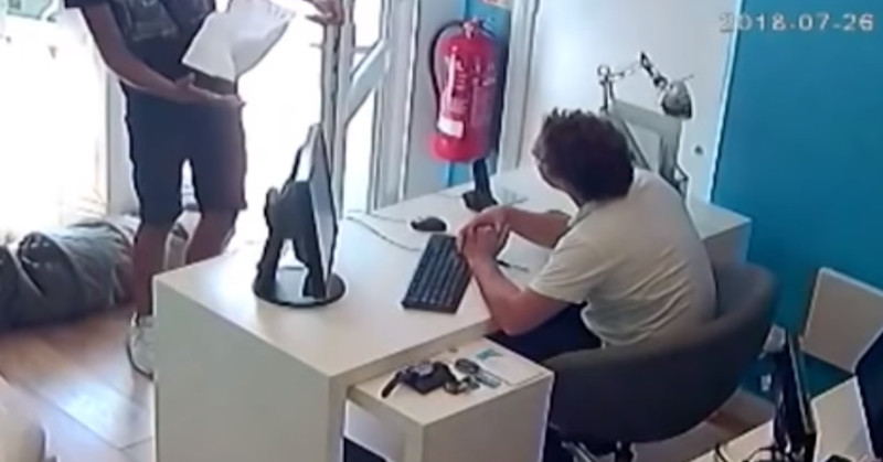 대담하게 휴대전화 훔치는 도둑