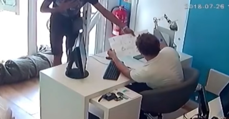 대담하게 휴대전화 훔치는 도둑