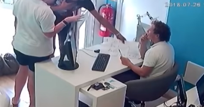 대담하게 휴대전화 훔치는 도둑