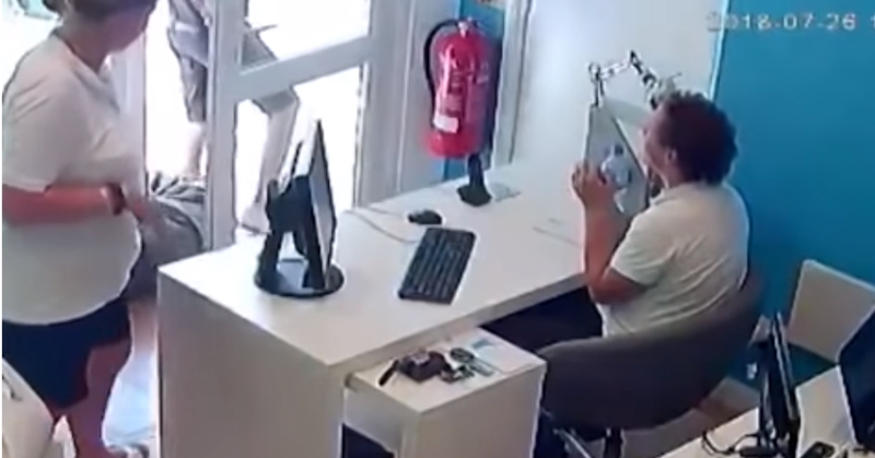 대담하게 휴대전화 훔치는 도둑