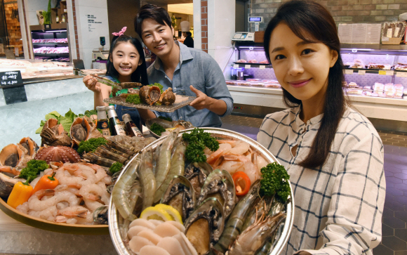 [서울포토] 신세계백화점, ‘프리미엄 간편 씨푸드 세트’ 출시