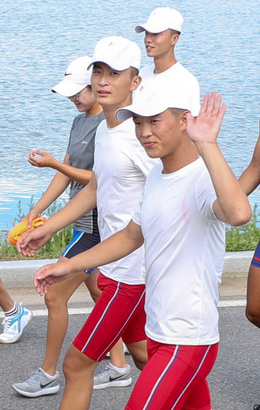 2018 자카르타-팔렘방 아시안게임 조정 남북 단일팀 선수들이 30일 오후 충주시 탄금호 조정경기장 인근에서 몸을 풀며 시민들을 향해 손을 흔들고 있다. 2018.7.30  연합뉴스