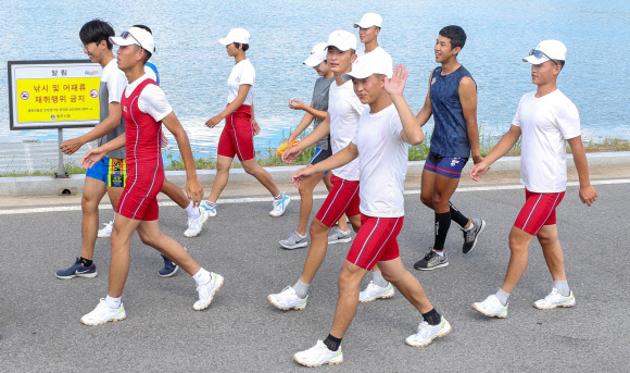 2018 자카르타-팔렘방 아시안게임 조정 남북 단일팀 선수들이 30일 오후 충주시 탄금호 조정경기장 인근에서 달리기를 하며 시민들을 향해 손을 흔들고 있다. 2018.7.30  연합뉴스
