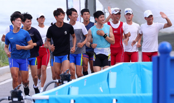 2018 자카르타-팔렘방 아시안게임 조정 남북 단일팀 선수들이 30일 오후 충주시 탄금호 조정경기장 인근에서 달리기를 하며 시민들을 향해 손을 흔들고 있다. 2018.7.30 연합뉴스