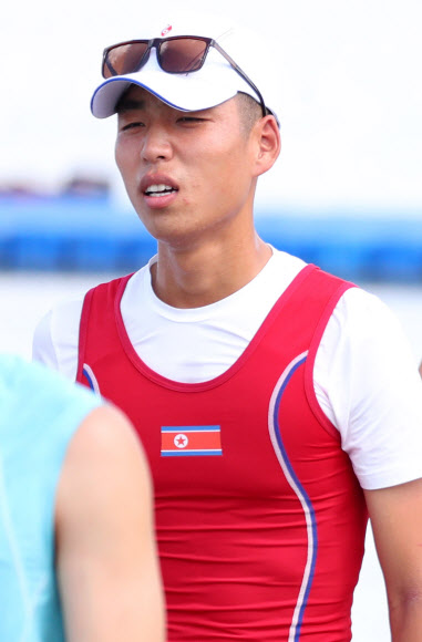 2018 자카르타-팔렘방 아시안게임 조정 남북 단일팀 북측 선수가 30일 오후 충주시 탄금호 조정경기장에서 실시된 합동 훈련에서 인공기가 새겨진 유니폼을 입고 몸을 풀고 있다.  연합뉴스