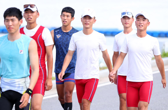 2018 자카르타-팔렘방 아시안게임 조정 남북 단일팀 선수들이 30일 오후 충주시 탄금호 조정경기장에서 준비운동을 하며 합동훈련에 임하고 있다. 2018.7.30  연합뉴스