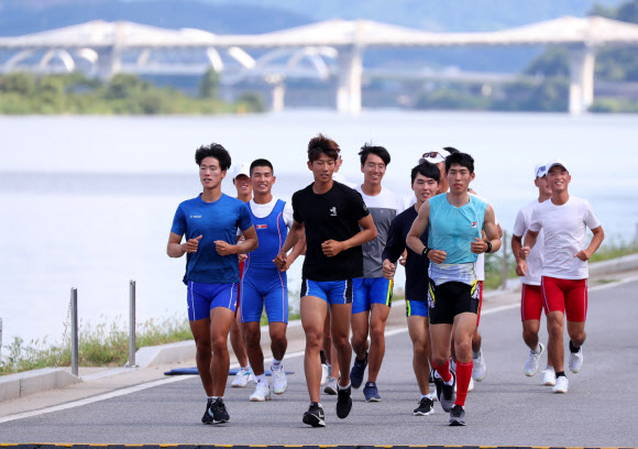 2018 자카르타-팔렘방 아시안게임 조정 남북 단일팀 선수들이 30일 오후 충주시 탄금호 조정경기장에서 준비운동을 하며 합동훈련에 임하고 있다. 2018.7.30  연합뉴스