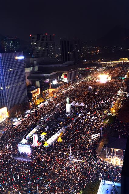 우리가 마주하게 될 역사는 민주화를 넘어 민족 통일을 완수하는 것이다. 문재인 대통령은 이 과제를 수행하기 위해 국회와 타협하며 정치 패러다임을 바꾸어야 한다. 2016년 11월 광화문을 가득 메운 촛불 시민의 행렬. 서울신문 DB