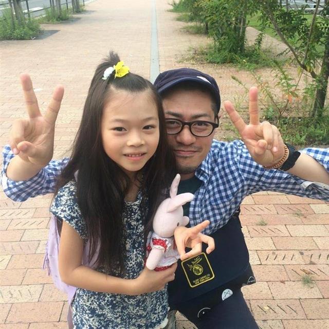 ‘캔서 페어런츠’ 사이트 개설자인 니시구치 요헤이와 그의 딸.  캔서 페어런츠 제공