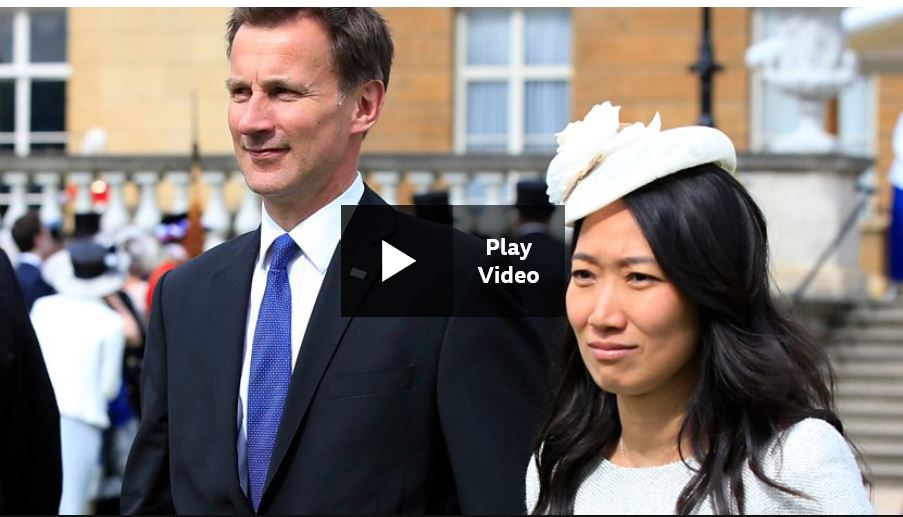 제러미 헌트 영국 신임 내무장관과 그의 아내 루시아 구오. 동영상 화면 캡처