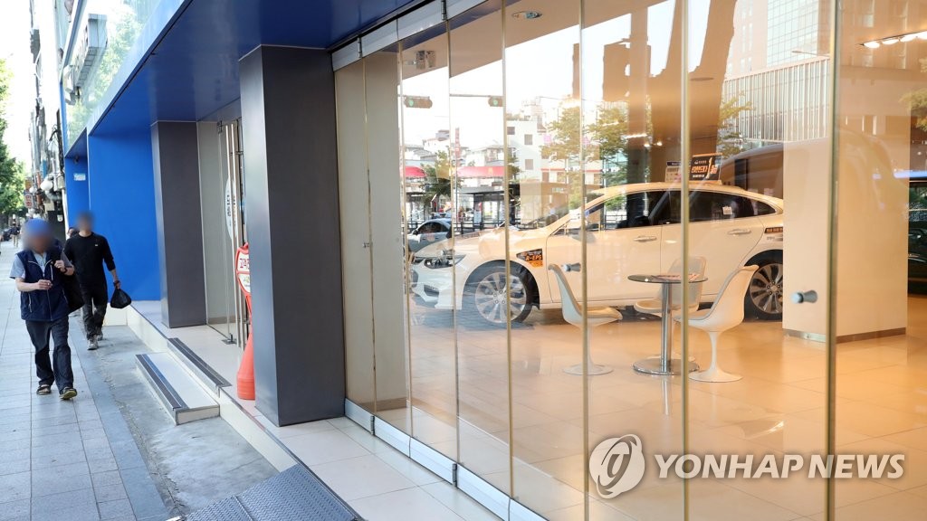 서울 시내의 한 자동차 전시장 모습. 연합뉴스