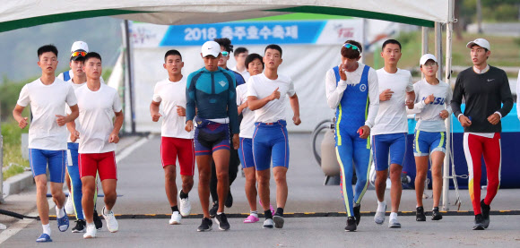 함께 몸푸는 남북 단일팀