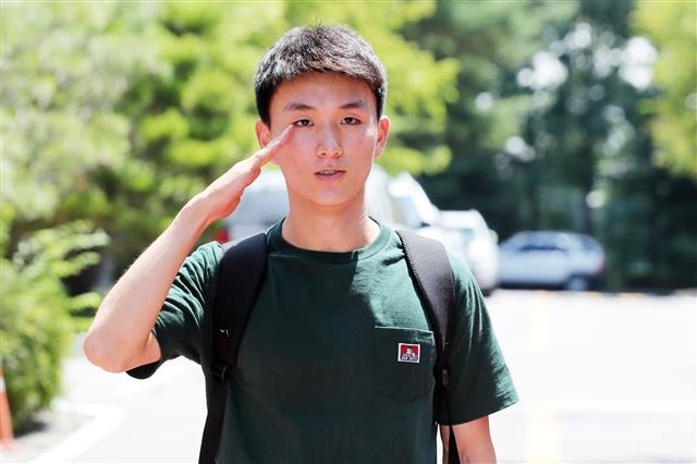 황인범 ‘거수경례로 인사합니다’