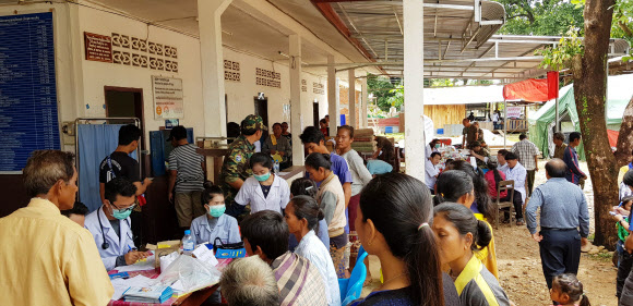 임시 진료소로 몰려든 라오스 수해지역 이재민