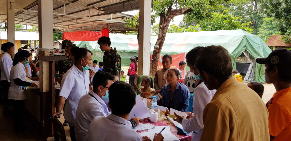 임시 진료소로 몰려든 라오스 수해지역 이재민