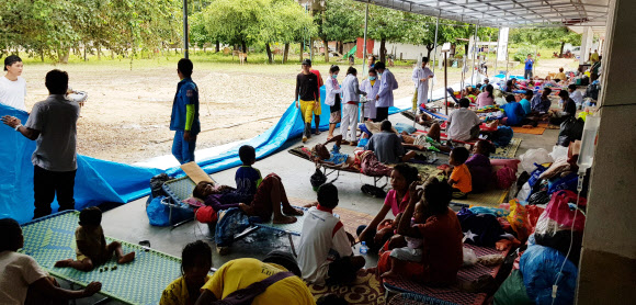 라오스 수해지역 보건소 밖까지 늘어진 환자들
