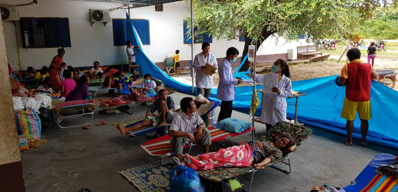 야전병원 같은 라오스 수해지역 보건소