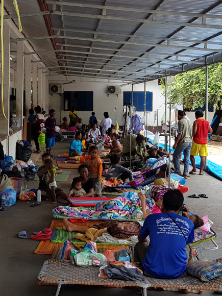 야전병원 같은 라오스 수해지역 보건소