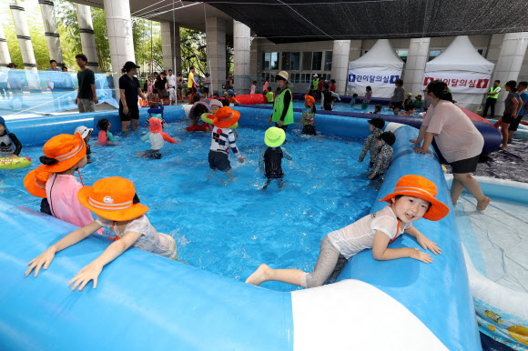 어린이 물놀이터 만든 진주시청