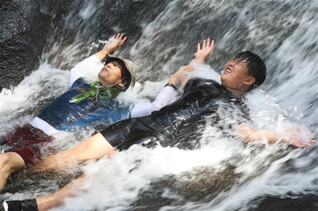 ‘얼음물 같은 폭포수 아래서’