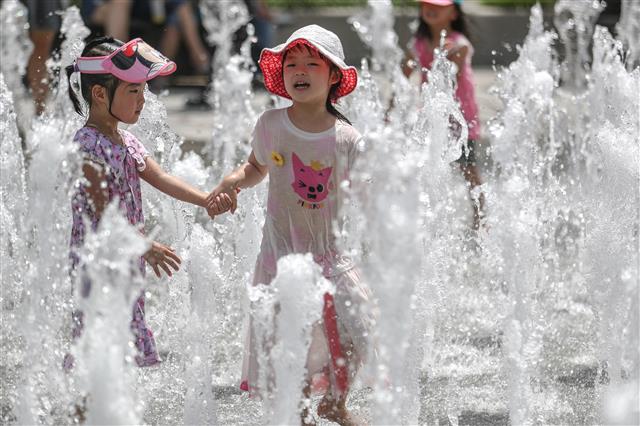 물놀이 즐기는 어린이들